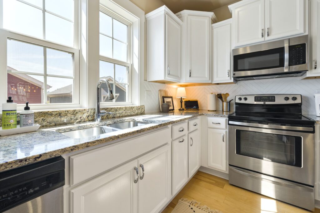 Replacing Kitchen Cabinets with Advantage